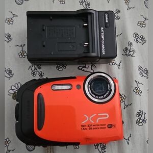 Fujifilm FinePix XP70 Waterproof Digital Camera (working) Cracked outer screen